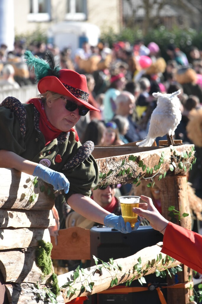 Bei frhlingshaften Temperaturen feiern die Menschen in Reute mit dem Rosenmontagsumzug ausgelassen und frhlich die Fasnet.