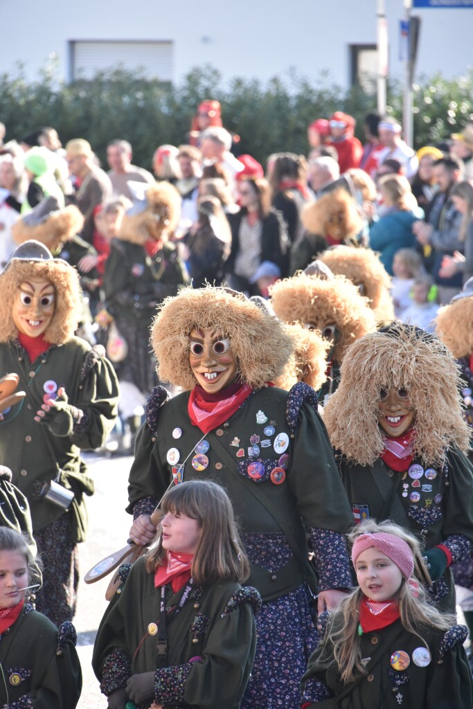 Bei frhlingshaften Temperaturen feiern die Menschen in Reute mit dem Rosenmontagsumzug ausgelassen und frhlich die Fasnet.