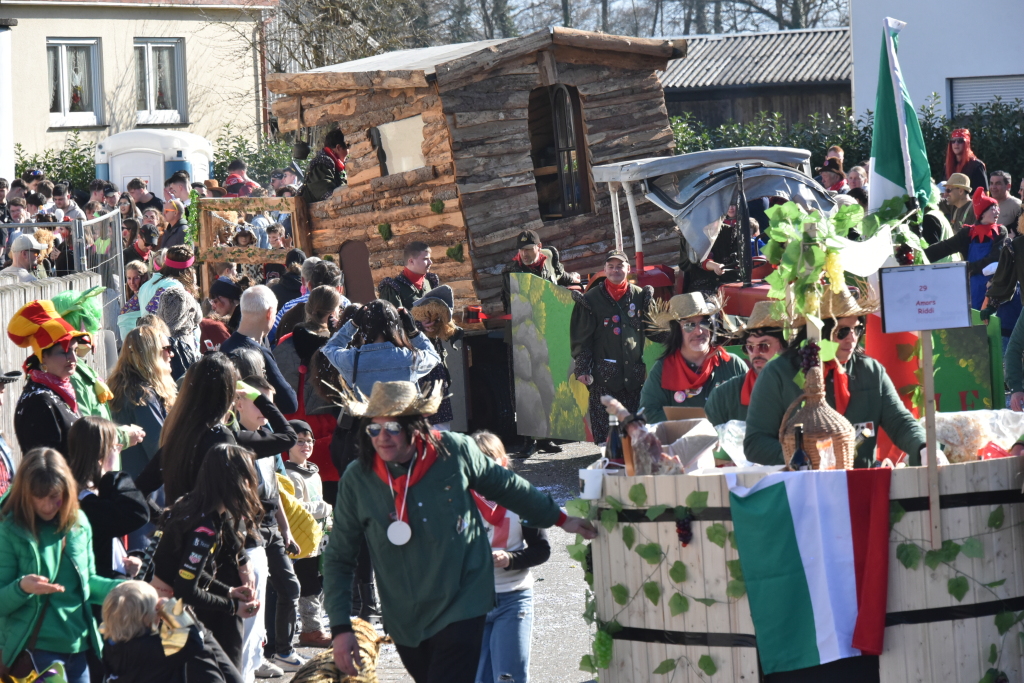 Bei frhlingshaften Temperaturen feiern die Menschen in Reute mit dem Rosenmontagsumzug ausgelassen und frhlich die Fasnet.