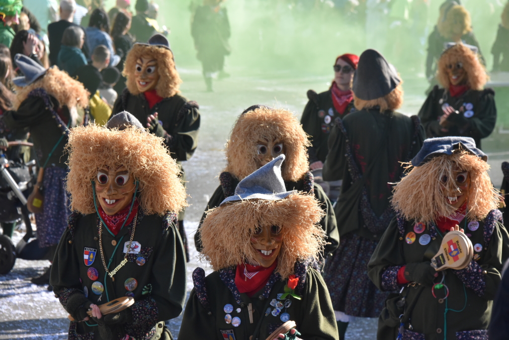 Bei frhlingshaften Temperaturen feiern die Menschen in Reute mit dem Rosenmontagsumzug ausgelassen und frhlich die Fasnet.