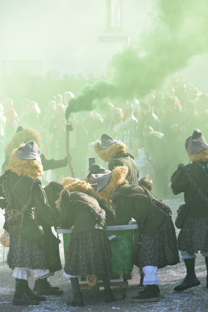 Bei frhlingshaften Temperaturen feiern die Menschen in Reute mit dem Rosenmontagsumzug ausgelassen und frhlich die Fasnet.