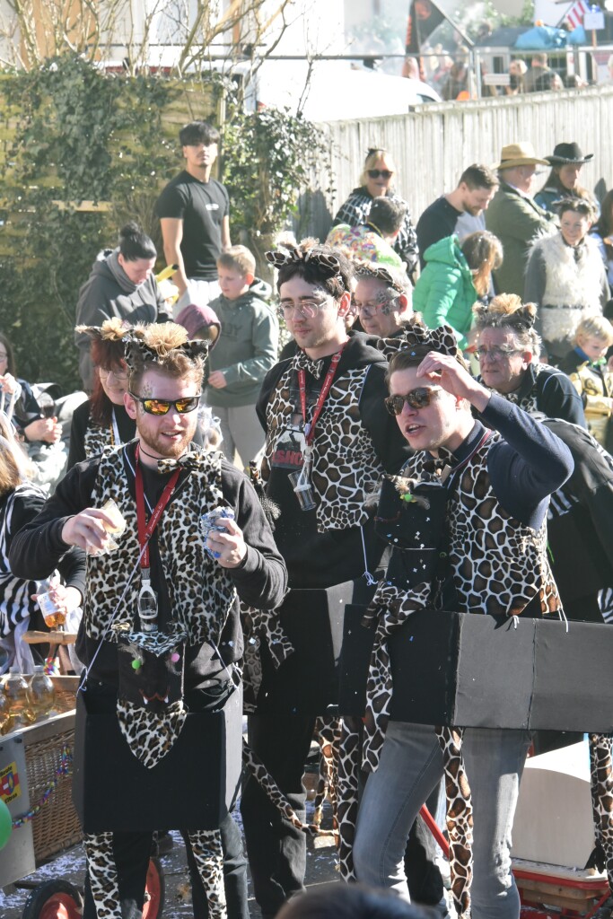 Bei frhlingshaften Temperaturen feiern die Menschen in Reute mit dem Rosenmontagsumzug ausgelassen und frhlich die Fasnet.