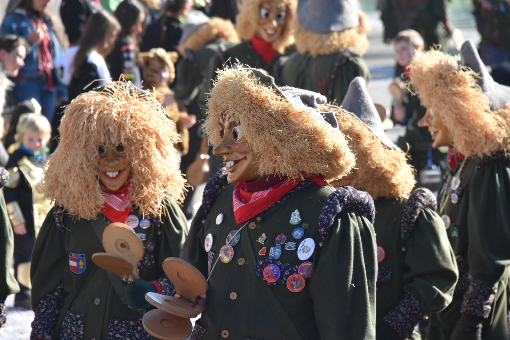 Bei frhlingshaften Temperaturen feiern die Menschen in Reute mit dem Rosenmontagsumzug ausgelassen und frhlich die Fasnet.