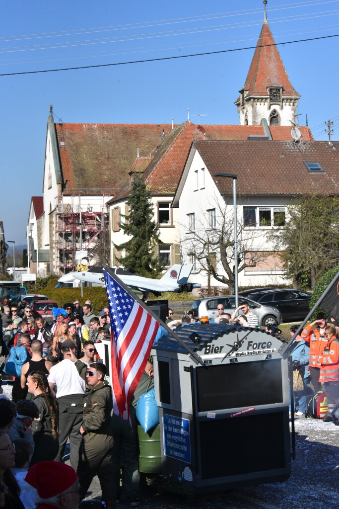 Bei frhlingshaften Temperaturen feiern die Menschen in Reute mit dem Rosenmontagsumzug ausgelassen und frhlich die Fasnet.