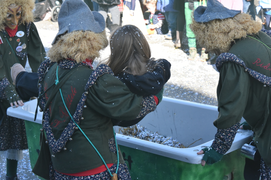 Bei frhlingshaften Temperaturen feiern die Menschen in Reute mit dem Rosenmontagsumzug ausgelassen und frhlich die Fasnet.