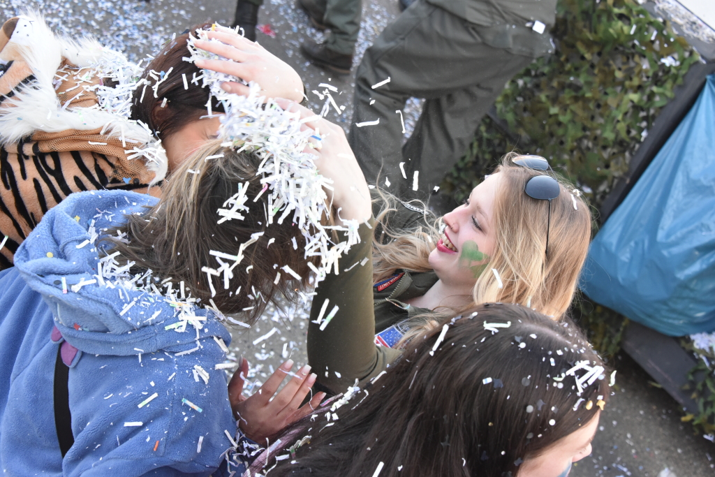 Bei frhlingshaften Temperaturen feiern die Menschen in Reute mit dem Rosenmontagsumzug ausgelassen und frhlich die Fasnet.