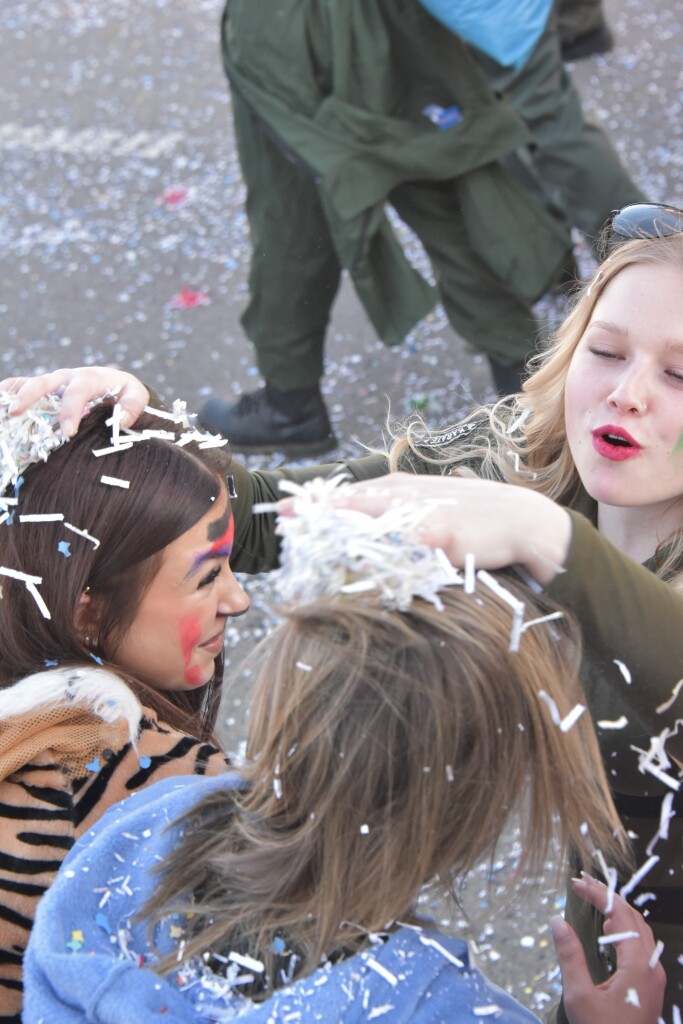 Bei frhlingshaften Temperaturen feiern die Menschen in Reute mit dem Rosenmontagsumzug ausgelassen und frhlich die Fasnet.