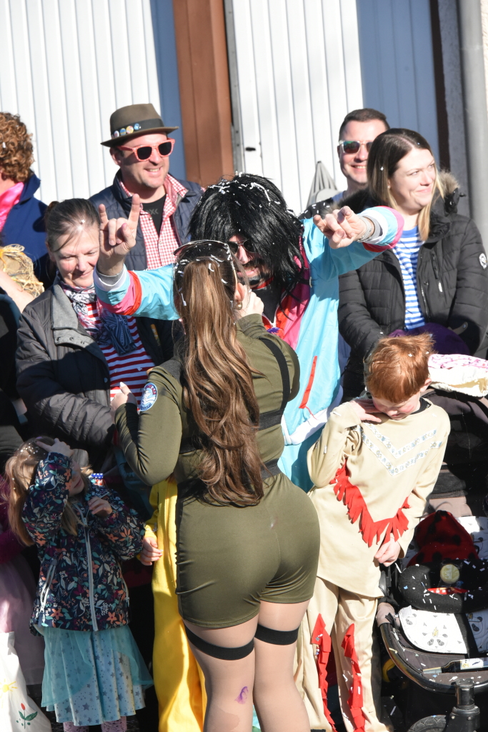 Bei frhlingshaften Temperaturen feiern die Menschen in Reute mit dem Rosenmontagsumzug ausgelassen und frhlich die Fasnet.