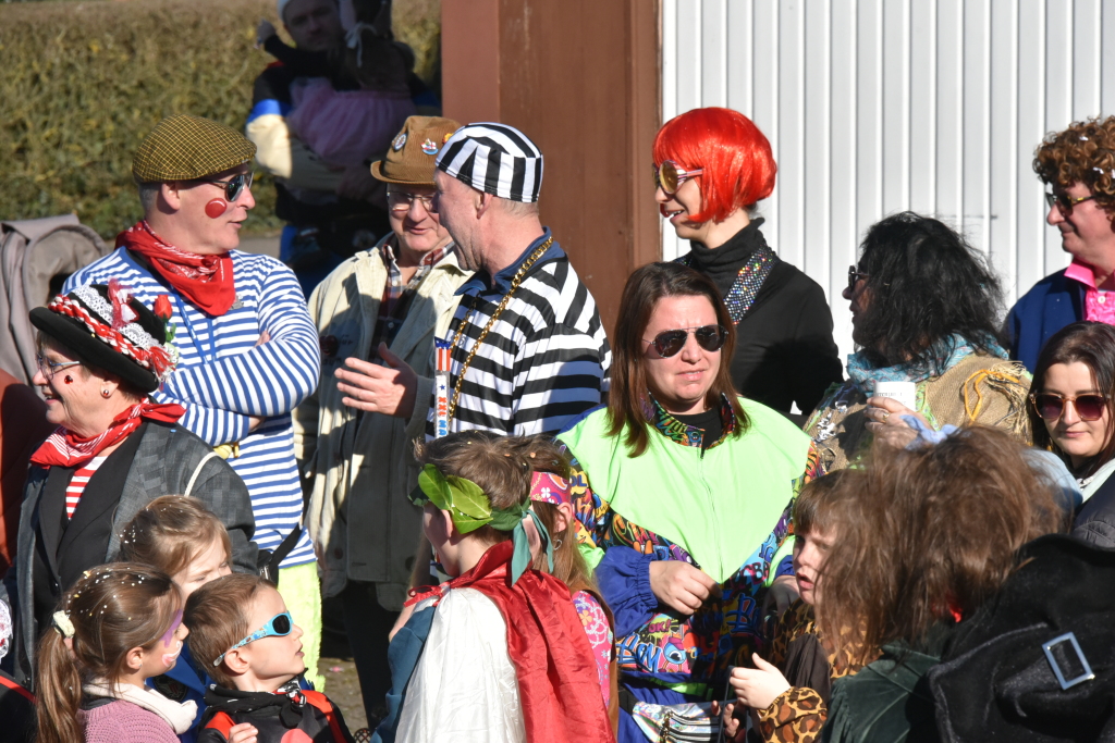 Bei frhlingshaften Temperaturen feiern die Menschen in Reute mit dem Rosenmontagsumzug ausgelassen und frhlich die Fasnet.