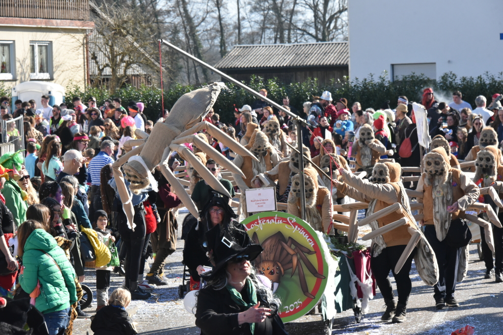 Bei frhlingshaften Temperaturen feiern die Menschen in Reute mit dem Rosenmontagsumzug ausgelassen und frhlich die Fasnet.