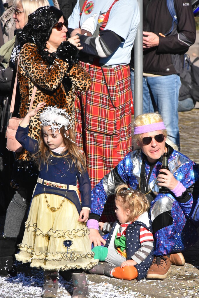 Bei frhlingshaften Temperaturen feiern die Menschen in Reute mit dem Rosenmontagsumzug ausgelassen und frhlich die Fasnet.