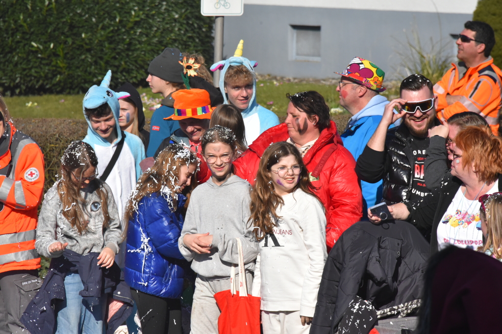 Bei frhlingshaften Temperaturen feiern die Menschen in Reute mit dem Rosenmontagsumzug ausgelassen und frhlich die Fasnet.