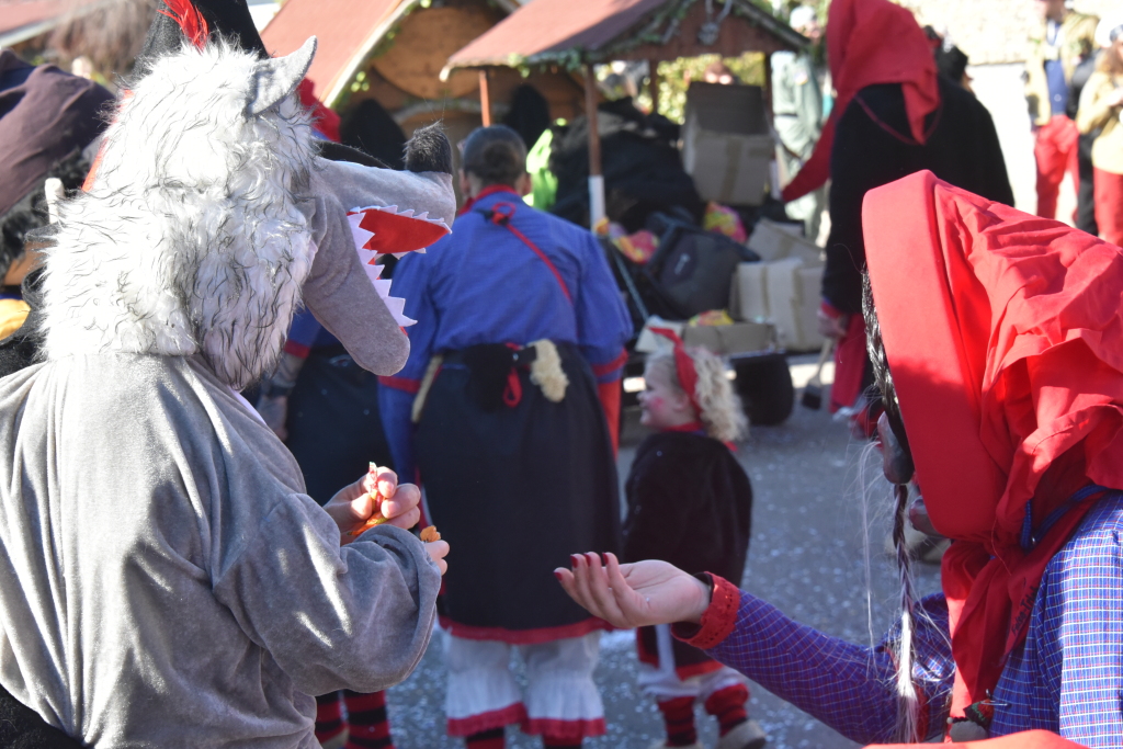 Bei frhlingshaften Temperaturen feiern die Menschen in Reute mit dem Rosenmontagsumzug ausgelassen und frhlich die Fasnet.