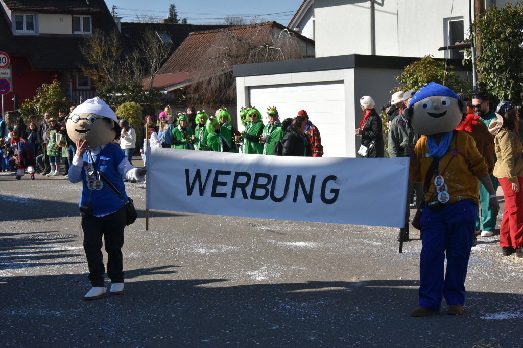 Bei frhlingshaften Temperaturen feiern die Menschen in Reute mit dem Rosenmontagsumzug ausgelassen und frhlich die Fasnet.