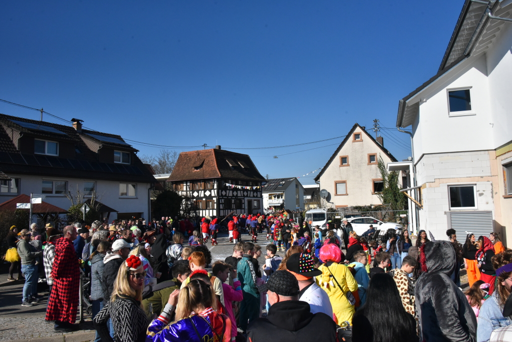 Bei frhlingshaften Temperaturen feiern die Menschen in Reute mit dem Rosenmontagsumzug ausgelassen und frhlich die Fasnet.