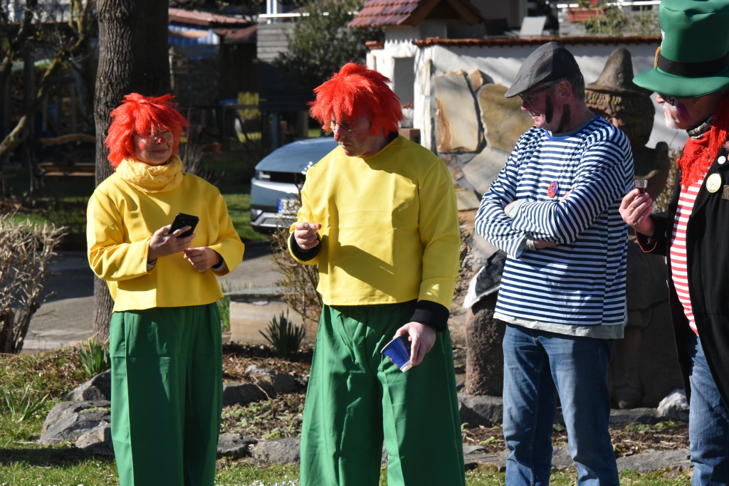 Bei frhlingshaften Temperaturen feiern die Menschen in Reute mit dem Rosenmontagsumzug ausgelassen und frhlich die Fasnet.