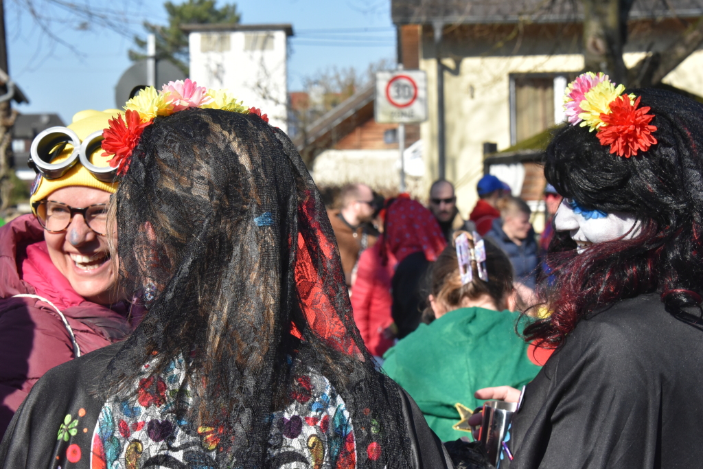 Bei frhlingshaften Temperaturen feiern die Menschen in Reute mit dem Rosenmontagsumzug ausgelassen und frhlich die Fasnet.