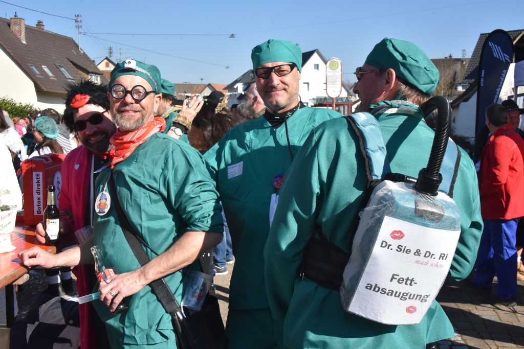 Bei frhlingshaften Temperaturen feiern die Menschen in Reute mit dem Rosenmontagsumzug ausgelassen und frhlich die Fasnet.