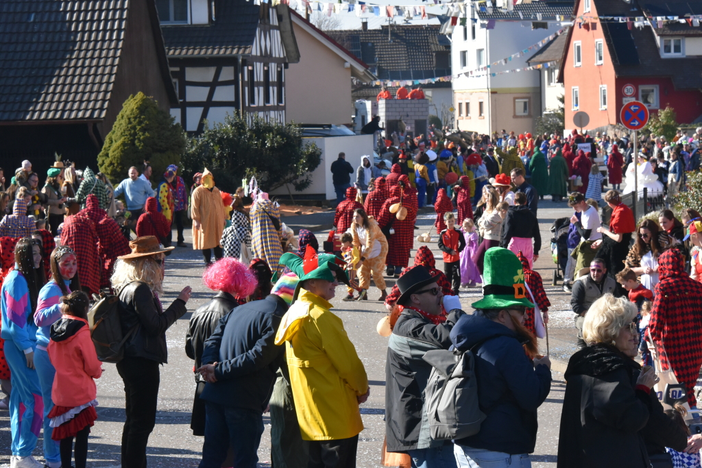 Bei frhlingshaften Temperaturen feiern die Menschen in Reute mit dem Rosenmontagsumzug ausgelassen und frhlich die Fasnet.