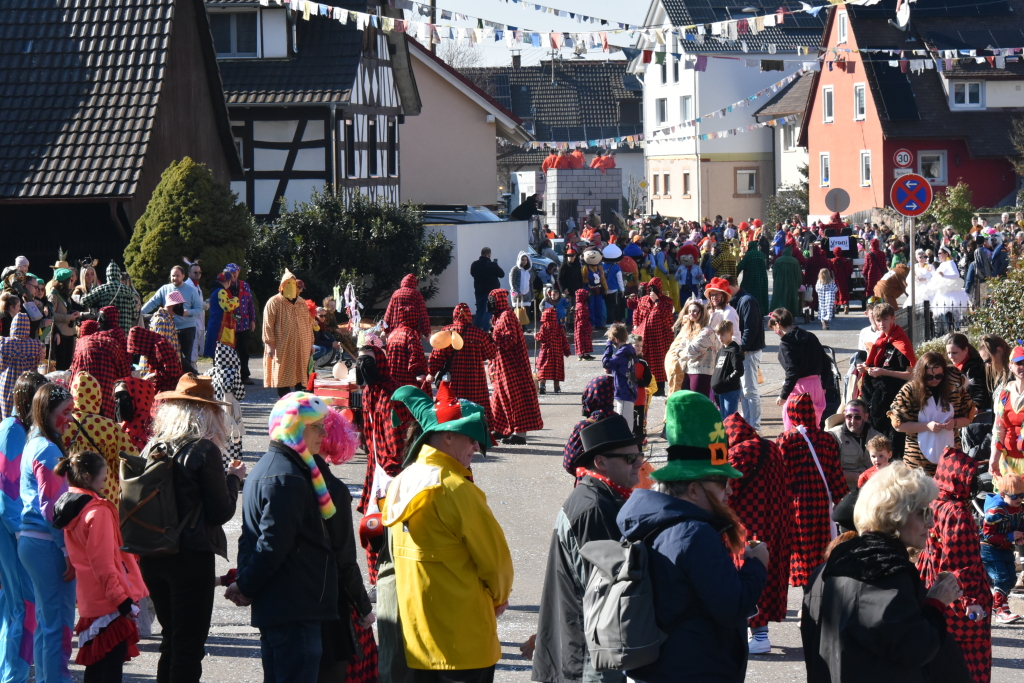 Bei frhlingshaften Temperaturen feiern die Menschen in Reute mit dem Rosenmontagsumzug ausgelassen und frhlich die Fasnet.