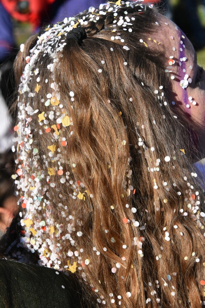 Bei frhlingshaften Temperaturen feiern die Menschen in Reute mit dem Rosenmontagsumzug ausgelassen und frhlich die Fasnet.