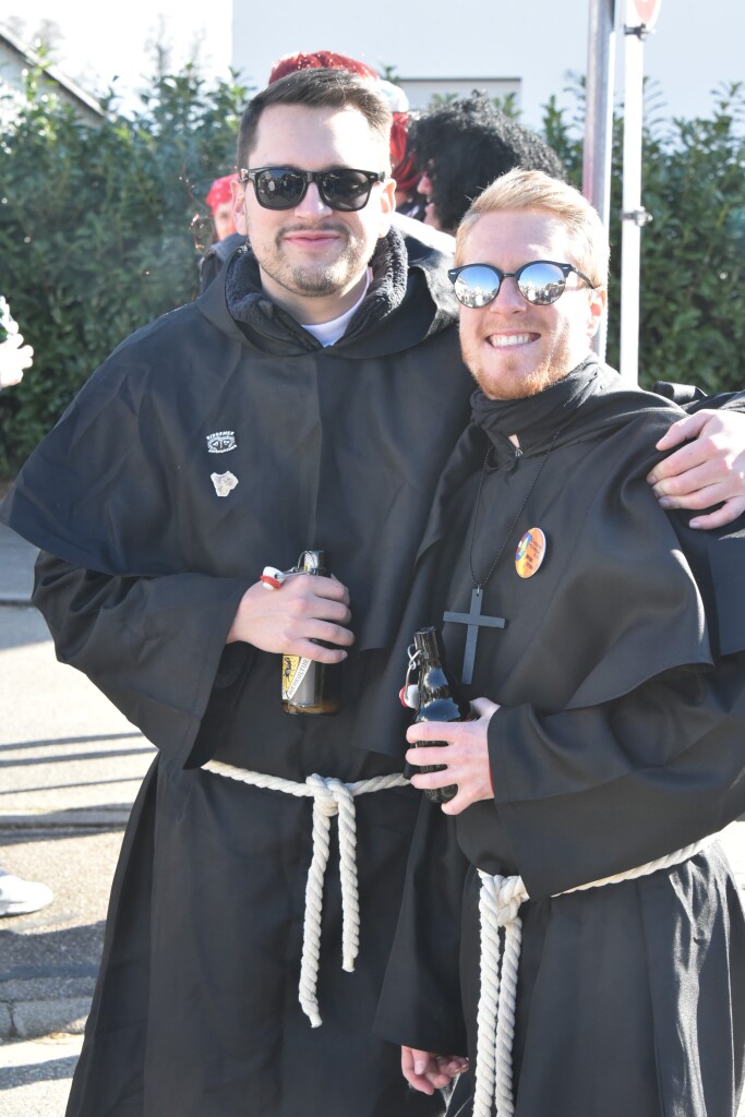 Bei frhlingshaften Temperaturen feiern die Menschen in Reute mit dem Rosenmontagsumzug ausgelassen und frhlich die Fasnet.