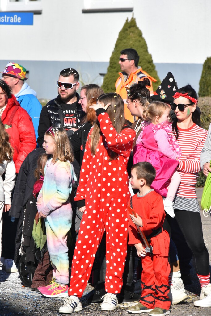 Bei frhlingshaften Temperaturen feiern die Menschen in Reute mit dem Rosenmontagsumzug ausgelassen und frhlich die Fasnet.