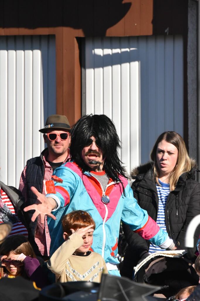 Bei frhlingshaften Temperaturen feiern die Menschen in Reute mit dem Rosenmontagsumzug ausgelassen und frhlich die Fasnet.