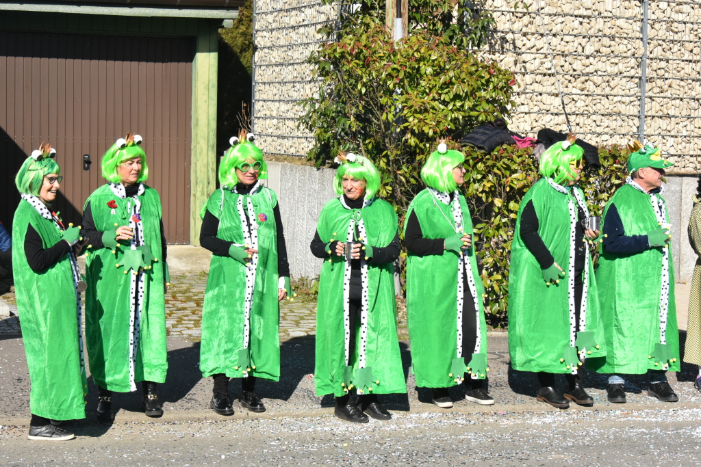 Bei frhlingshaften Temperaturen feiern die Menschen in Reute mit dem Rosenmontagsumzug ausgelassen und frhlich die Fasnet.