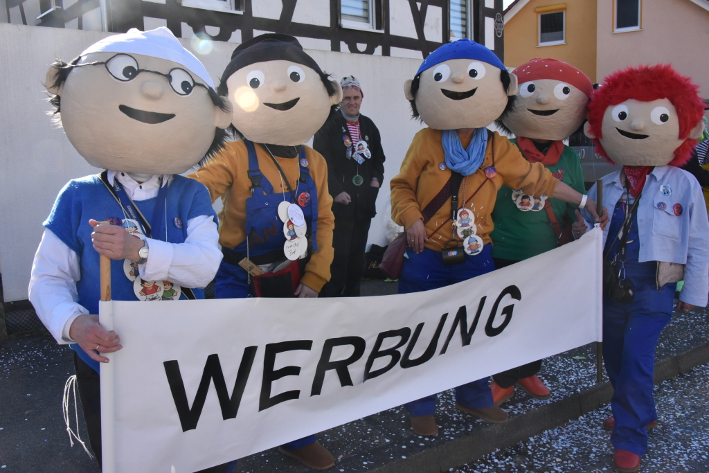 Bei frhlingshaften Temperaturen feiern die Menschen in Reute mit dem Rosenmontagsumzug ausgelassen und frhlich die Fasnet.