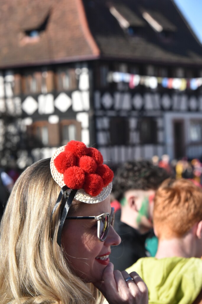 Bei frhlingshaften Temperaturen feiern die Menschen in Reute mit dem Rosenmontagsumzug ausgelassen und frhlich die Fasnet.