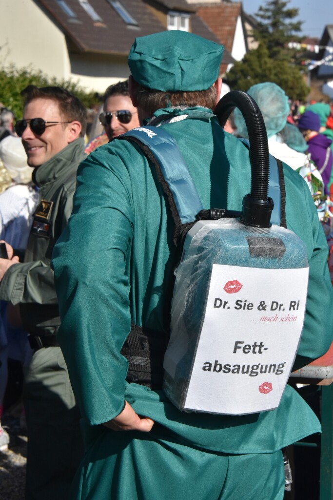 Bei frhlingshaften Temperaturen feiern die Menschen in Reute mit dem Rosenmontagsumzug ausgelassen und frhlich die Fasnet.