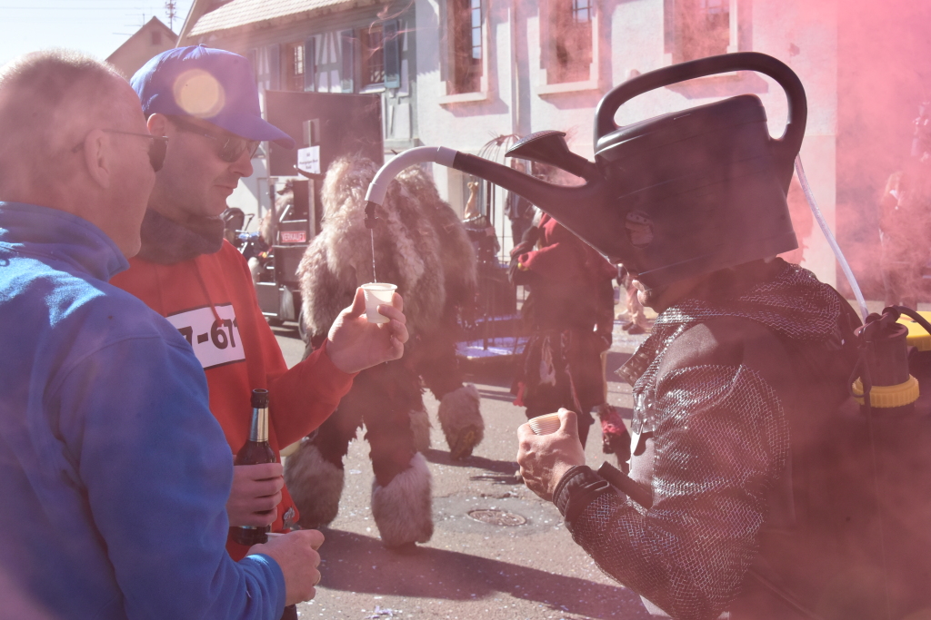 Bei frhlingshaften Temperaturen feiern die Menschen in Reute mit dem Rosenmontagsumzug ausgelassen und frhlich die Fasnet.