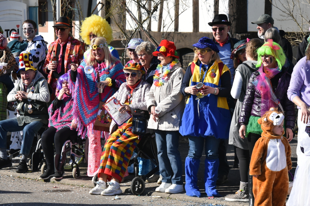 Bei frhlingshaften Temperaturen feiern die Menschen in Reute mit dem Rosenmontagsumzug ausgelassen und frhlich die Fasnet.