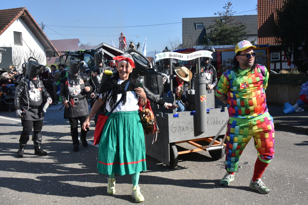 Bei frhlingshaften Temperaturen feiern die Menschen in Reute mit dem Rosenmontagsumzug ausgelassen und frhlich die Fasnet.