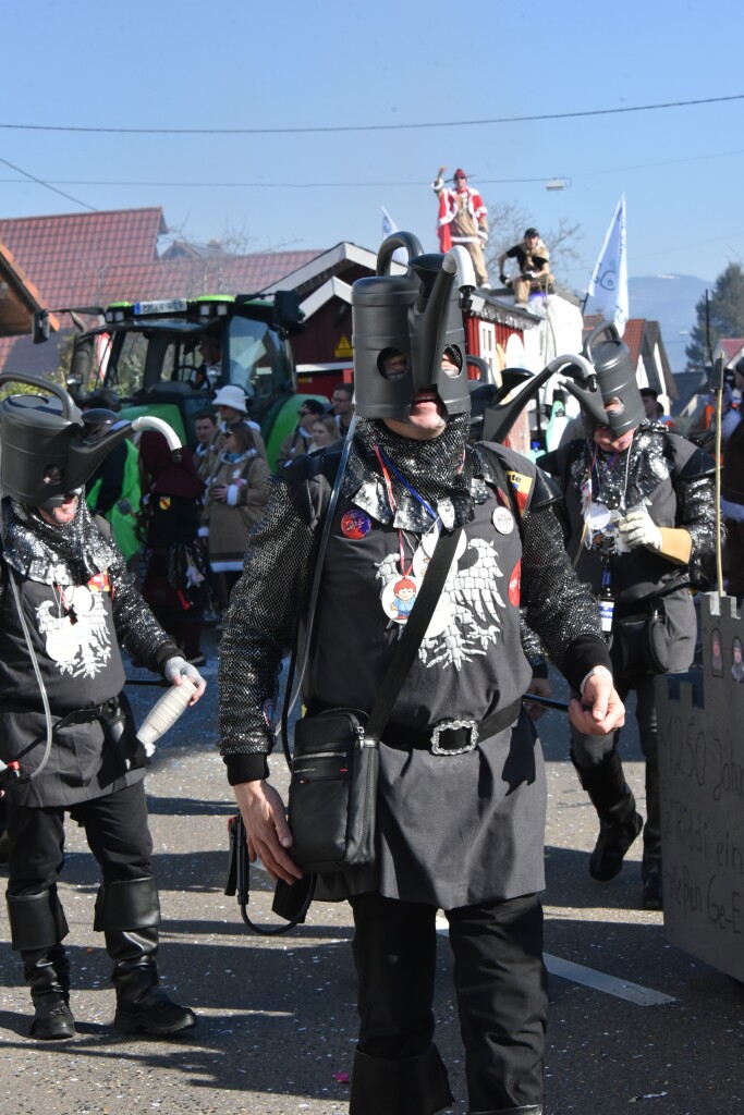 Bei frhlingshaften Temperaturen feiern die Menschen in Reute mit dem Rosenmontagsumzug ausgelassen und frhlich die Fasnet.