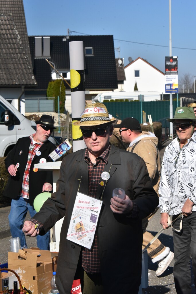 Bei frhlingshaften Temperaturen feiern die Menschen in Reute mit dem Rosenmontagsumzug ausgelassen und frhlich die Fasnet.