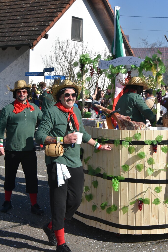 Bei frhlingshaften Temperaturen feiern die Menschen in Reute mit dem Rosenmontagsumzug ausgelassen und frhlich die Fasnet.