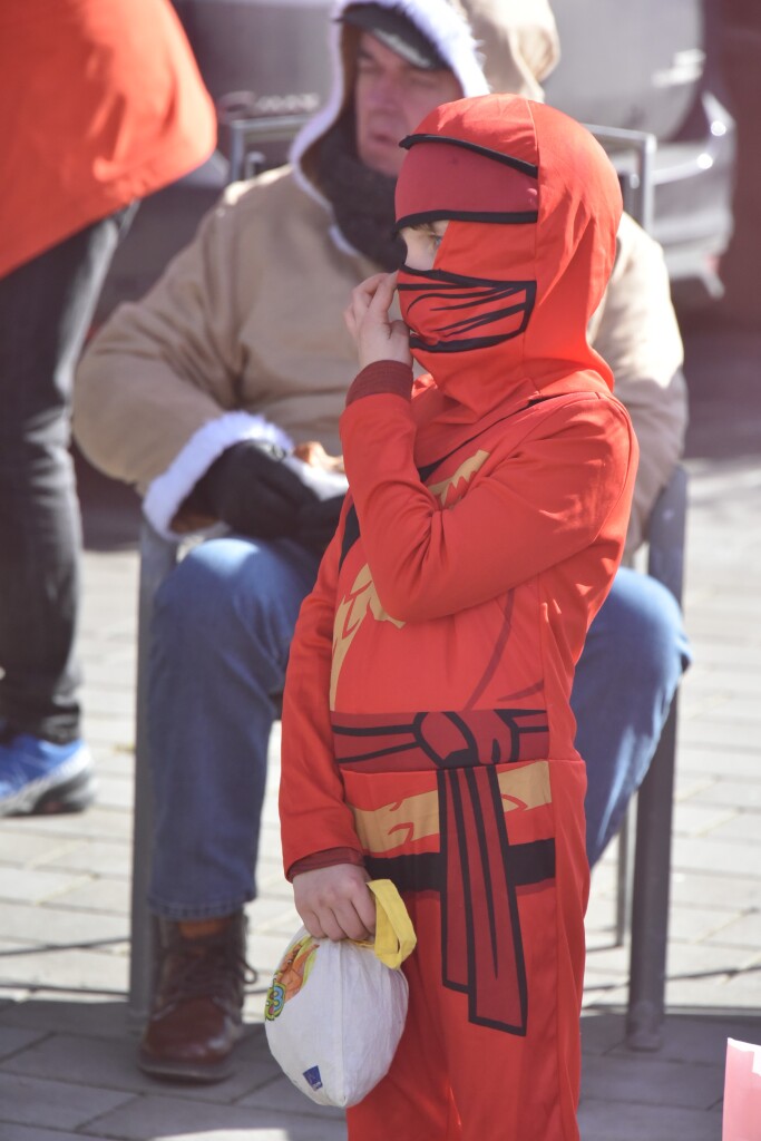 Bei frhlingshaften Temperaturen feiern die Menschen in Reute mit dem Rosenmontagsumzug ausgelassen und frhlich die Fasnet.