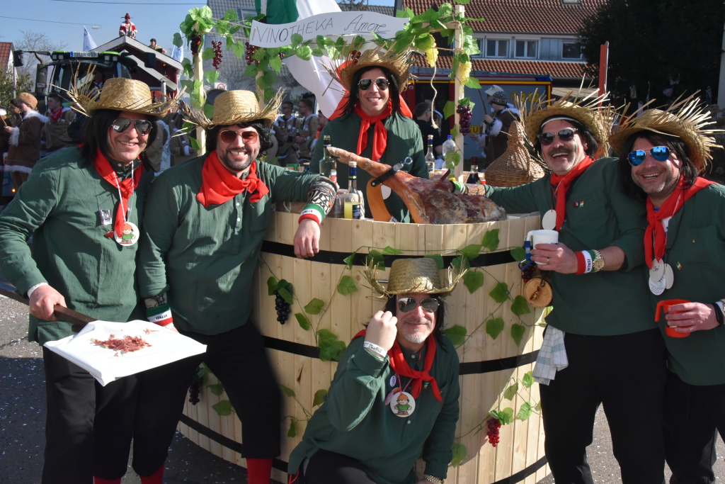 Bei frhlingshaften Temperaturen feiern die Menschen in Reute mit dem Rosenmontagsumzug ausgelassen und frhlich die Fasnet.