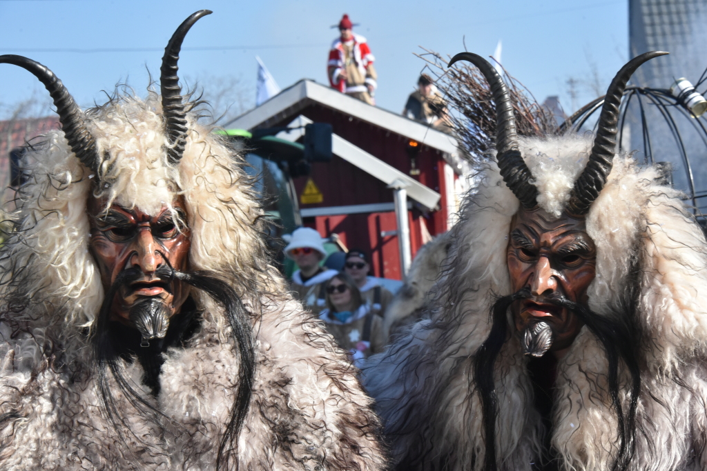 Bei frhlingshaften Temperaturen feiern die Menschen in Reute mit dem Rosenmontagsumzug ausgelassen und frhlich die Fasnet.