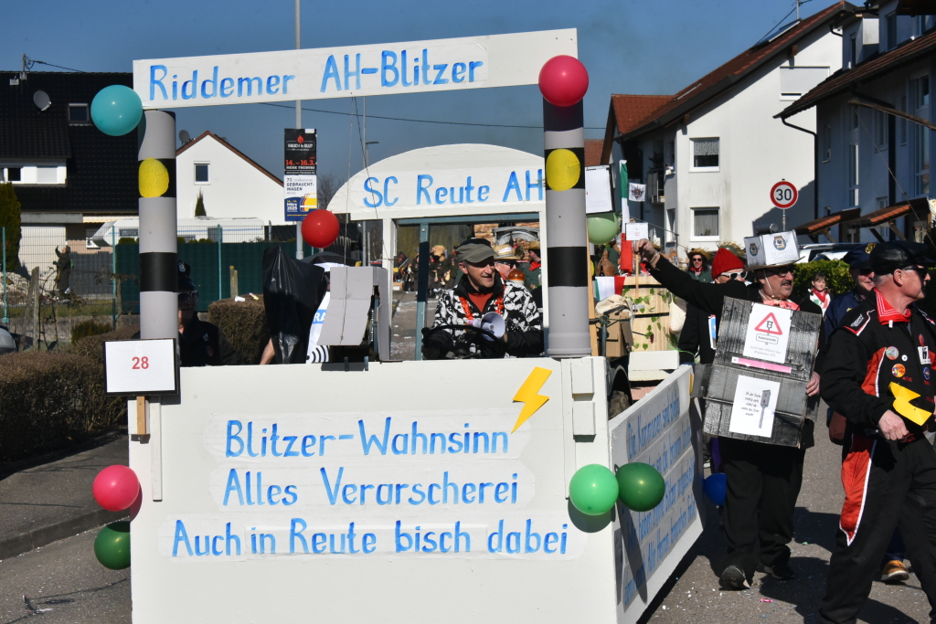 Bei frhlingshaften Temperaturen feiern die Menschen in Reute mit dem Rosenmontagsumzug ausgelassen und frhlich die Fasnet.