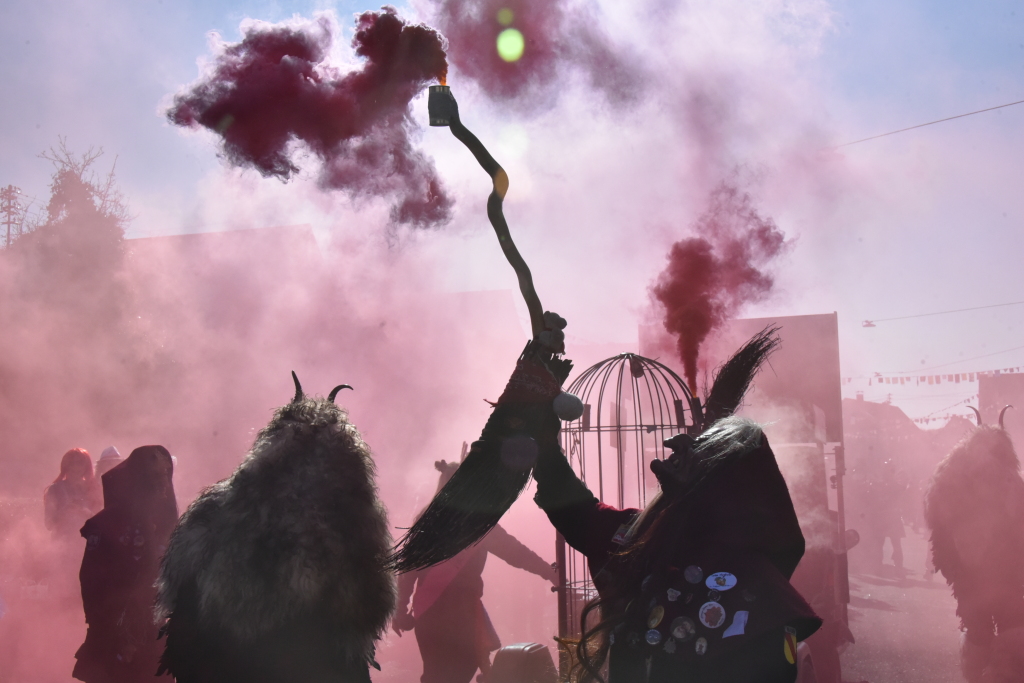 Bei frhlingshaften Temperaturen feiern die Menschen in Reute mit dem Rosenmontagsumzug ausgelassen und frhlich die Fasnet.