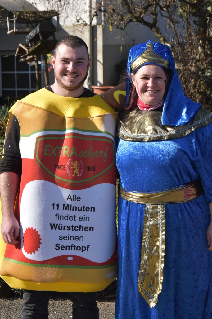 Bei frhlingshaften Temperaturen feiern die Menschen in Reute mit dem Rosenmontagsumzug ausgelassen und frhlich die Fasnet.