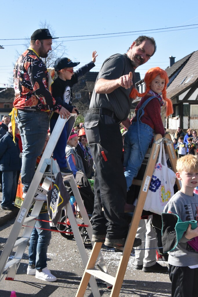 Bei frhlingshaften Temperaturen feiern die Menschen in Reute mit dem Rosenmontagsumzug ausgelassen und frhlich die Fasnet.