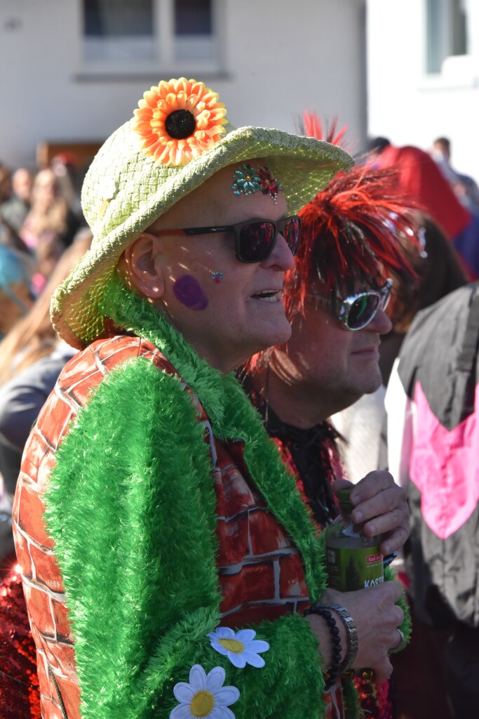 Bei frhlingshaften Temperaturen feiern die Menschen in Reute mit dem Rosenmontagsumzug ausgelassen und frhlich die Fasnet.