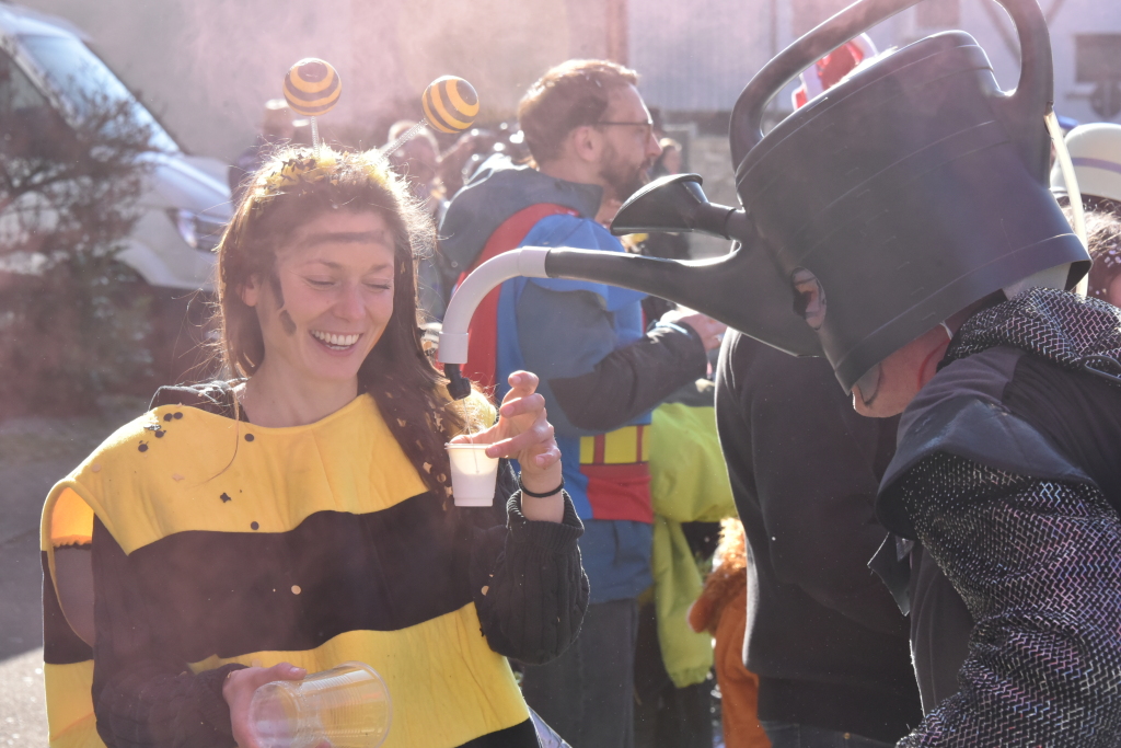 Bei frhlingshaften Temperaturen feiern die Menschen in Reute mit dem Rosenmontagsumzug ausgelassen und frhlich die Fasnet.