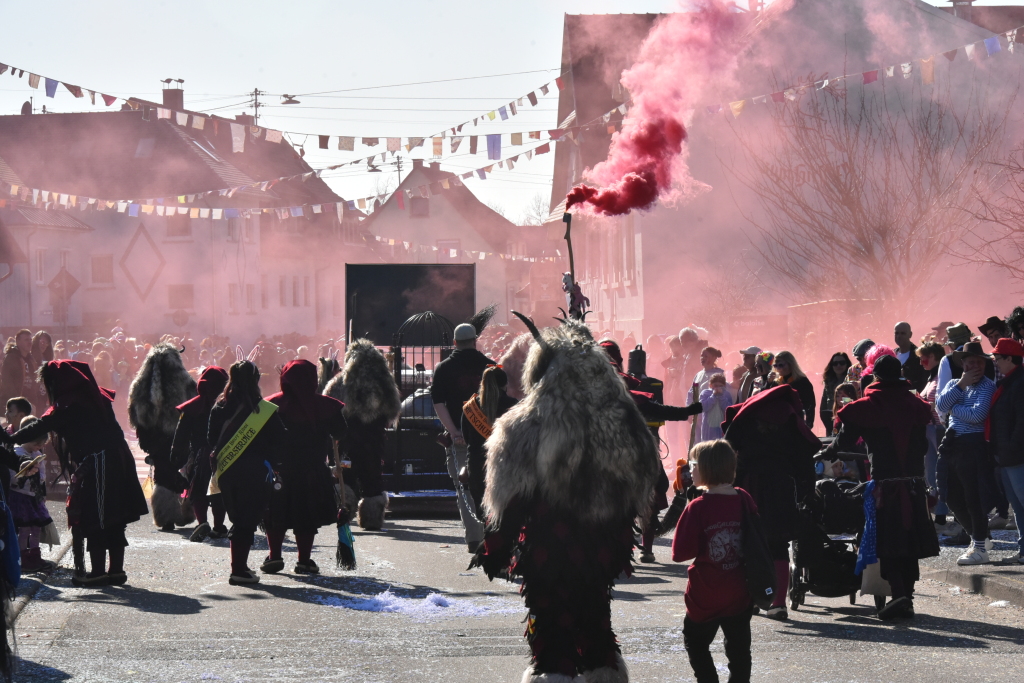 Bei frhlingshaften Temperaturen feiern die Menschen in Reute mit dem Rosenmontagsumzug ausgelassen und frhlich die Fasnet.