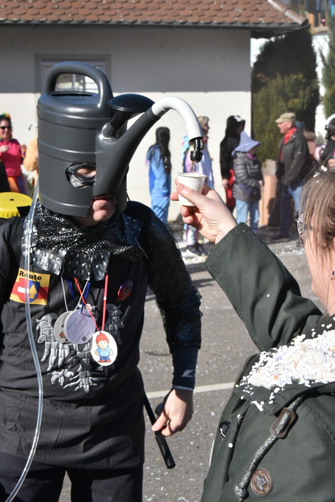 Bei frhlingshaften Temperaturen feiern die Menschen in Reute mit dem Rosenmontagsumzug ausgelassen und frhlich die Fasnet.