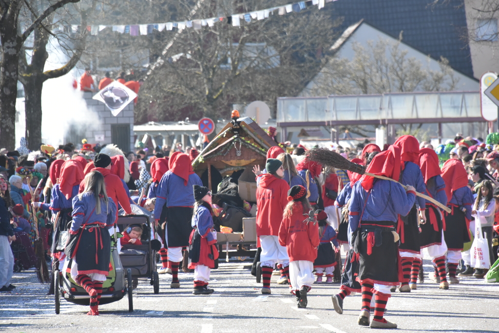 Bei frhlingshaften Temperaturen feiern die Menschen in Reute mit dem Rosenmontagsumzug ausgelassen und frhlich die Fasnet.